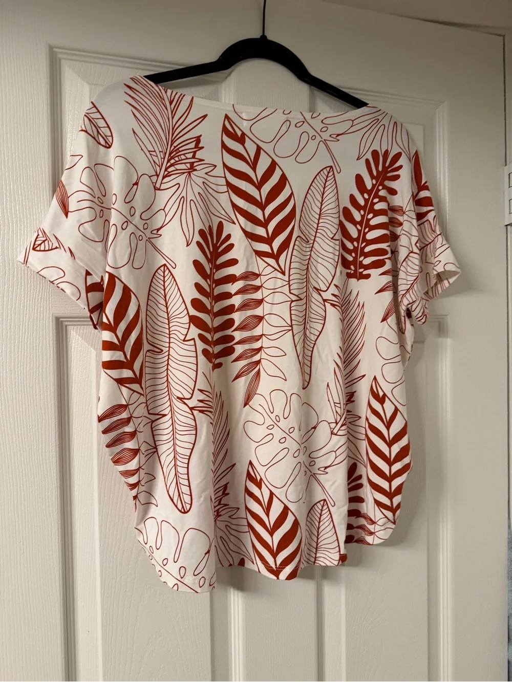 Fighting Eel White Top with Terracotta Leaf Motif